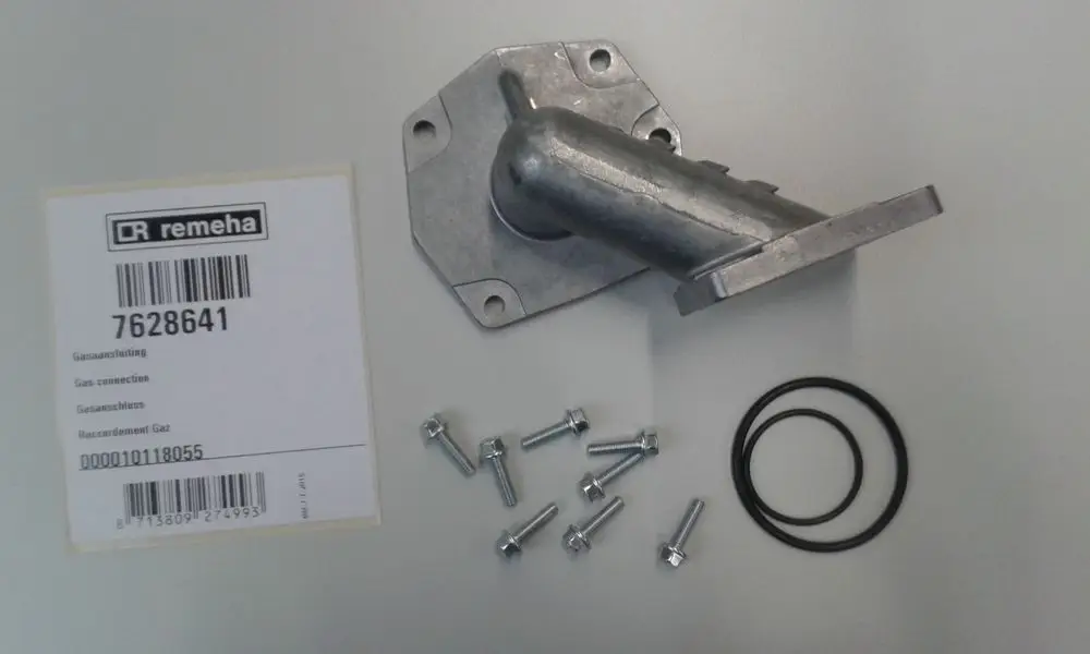 Gasanschlussadapter von Remeha, bestehend aus einem Metallteil und mehreren Schrauben sowie Dichtungsringen. Produktinformationen auf beigefügtem Etikett sichtbar.